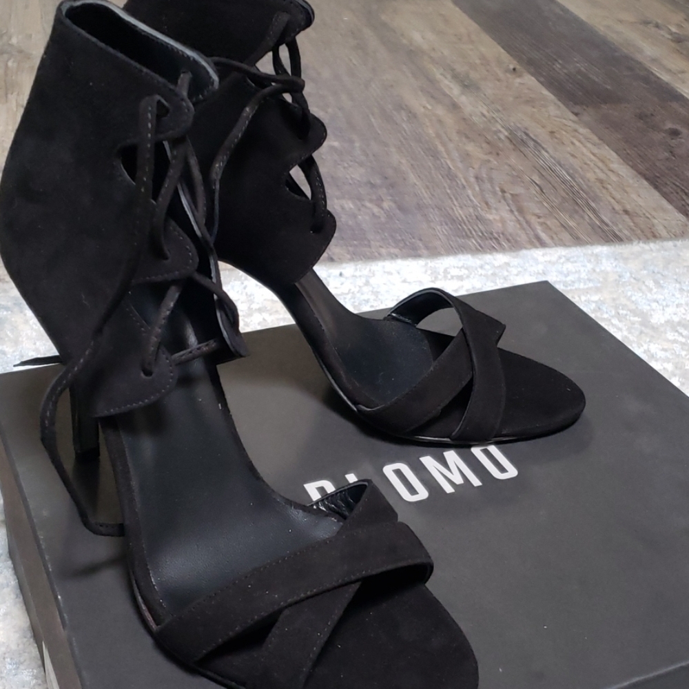 Plomo black heel.